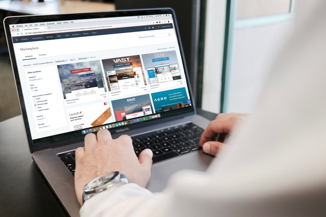 Webdizájn folyamatábrája, amely különböző grafikai és funkcionális elemeket mutat be