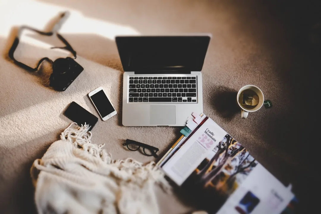 Egy blogger, aki éppen írja a blogját